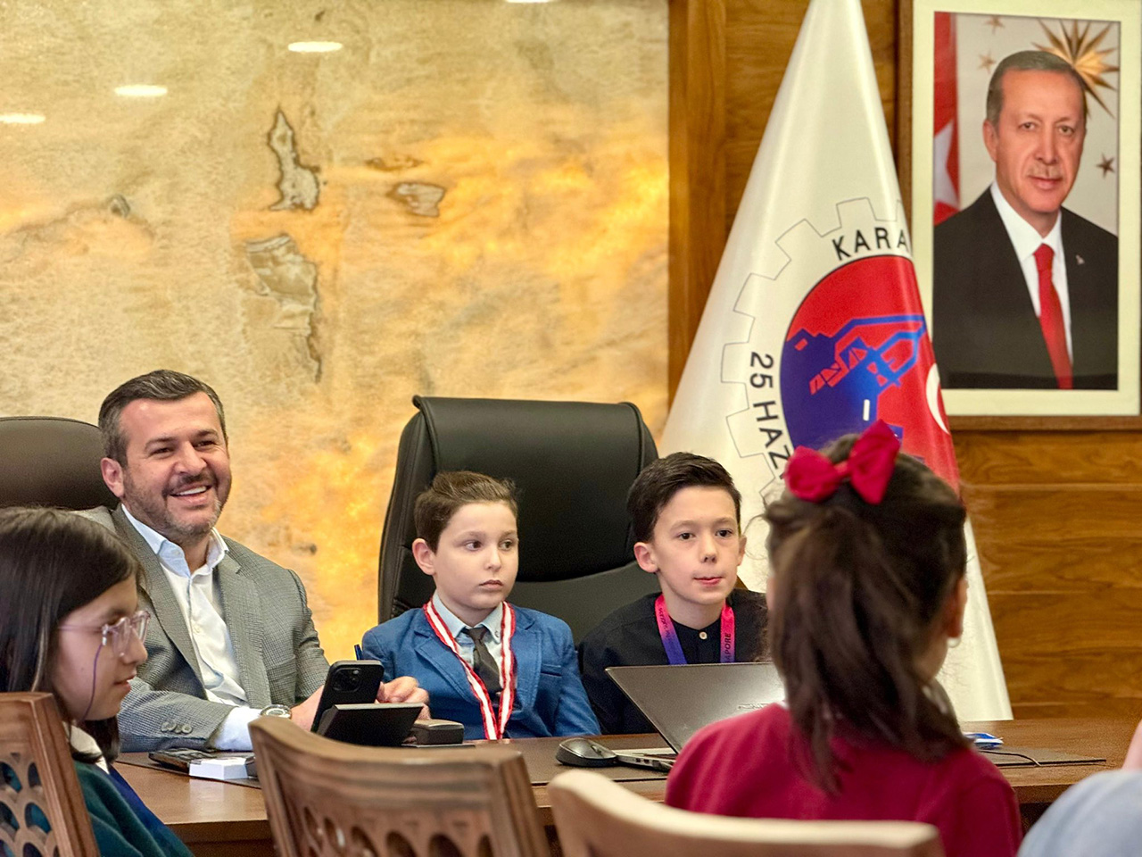 Küçük Dahiler Kişisel Gelişim Kursu Öğrencileri ve Öğretmenlerinden Başkan Çetinkaya’ya Ziyaret