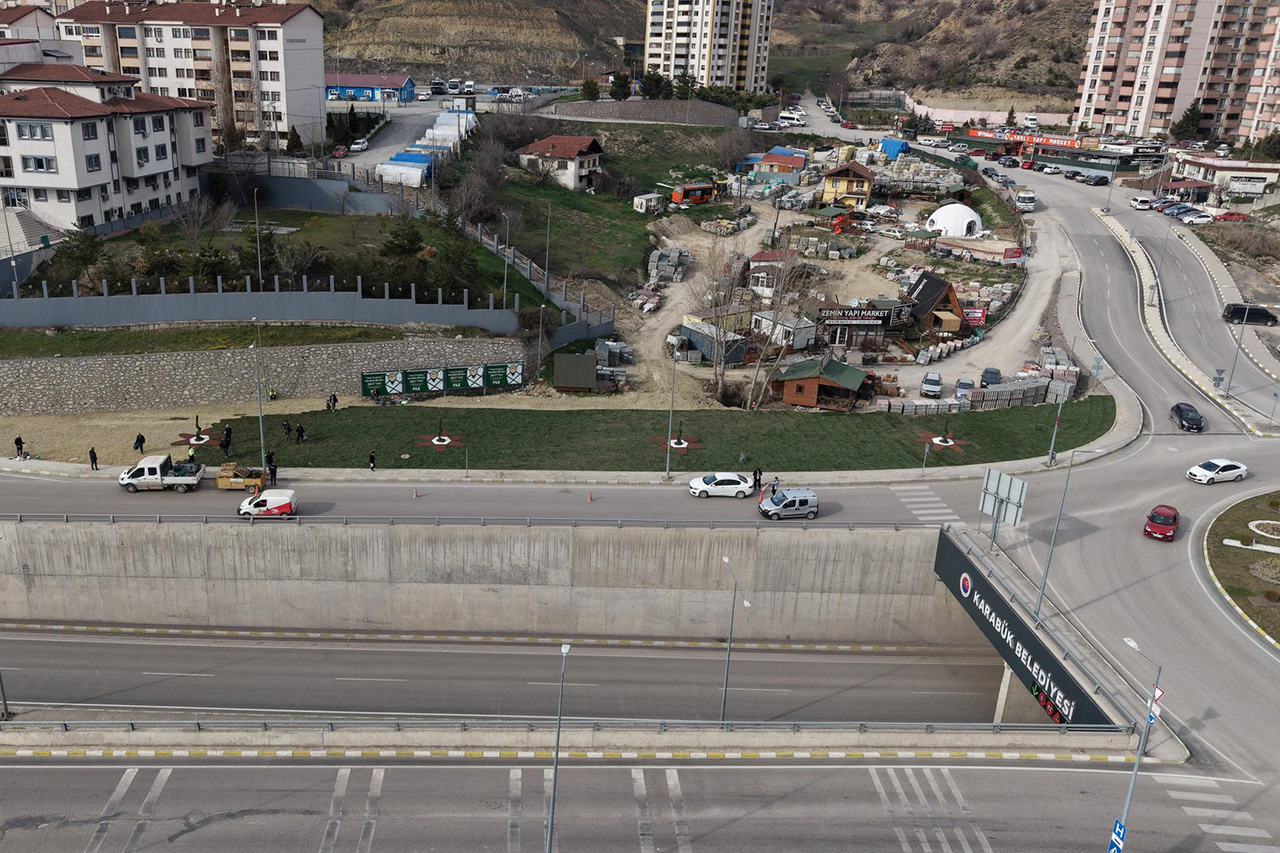 Üniversite Mahallesinde Çimlendirme ve Peyzaj Çalışmalarımız Devam Ediyor