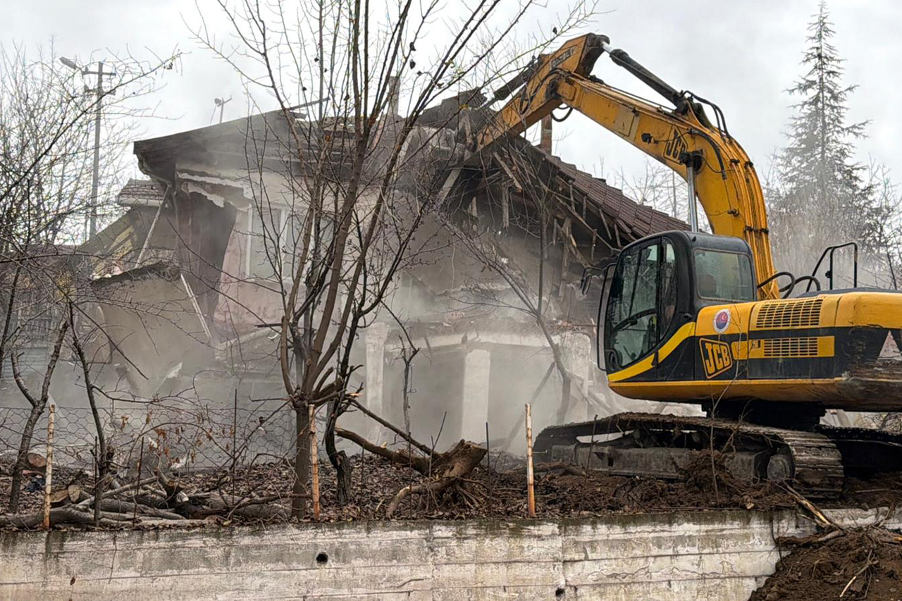 Karabük Belediyesi Metruk Bina Yıkımına Devam Ediyor