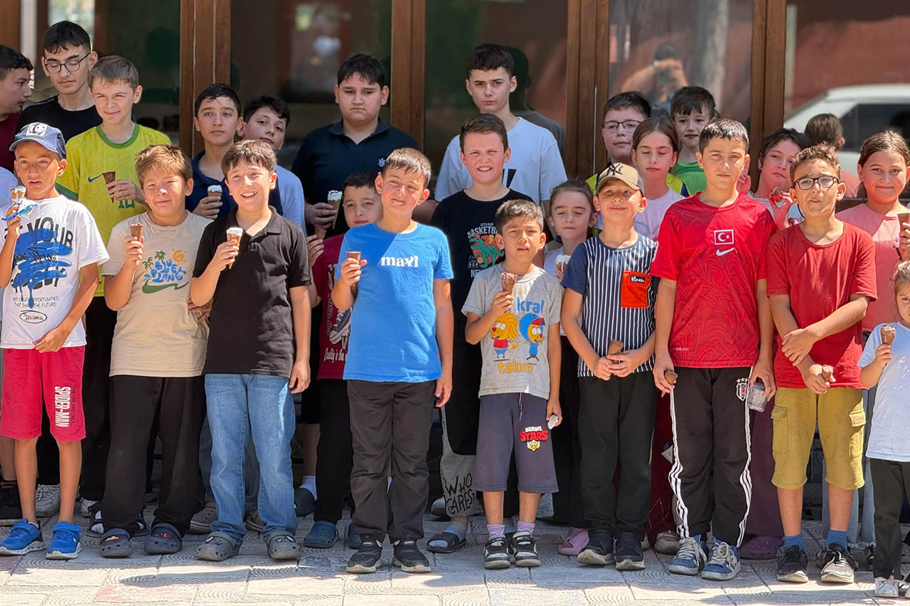 Şehrimizdeki Tüm Kur'an Kurslarında Eğitim Gören Yavrularımıza Dondurmaları İkram Edildi