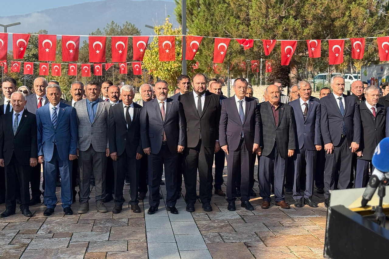 Belediye Başkan Yardımcımız Fatih Ustaoğlu, 19 Ekim Muhtarlar Günü Dolayısıyla Düzenlenen Çelenk Sunma Törenine Katıldı