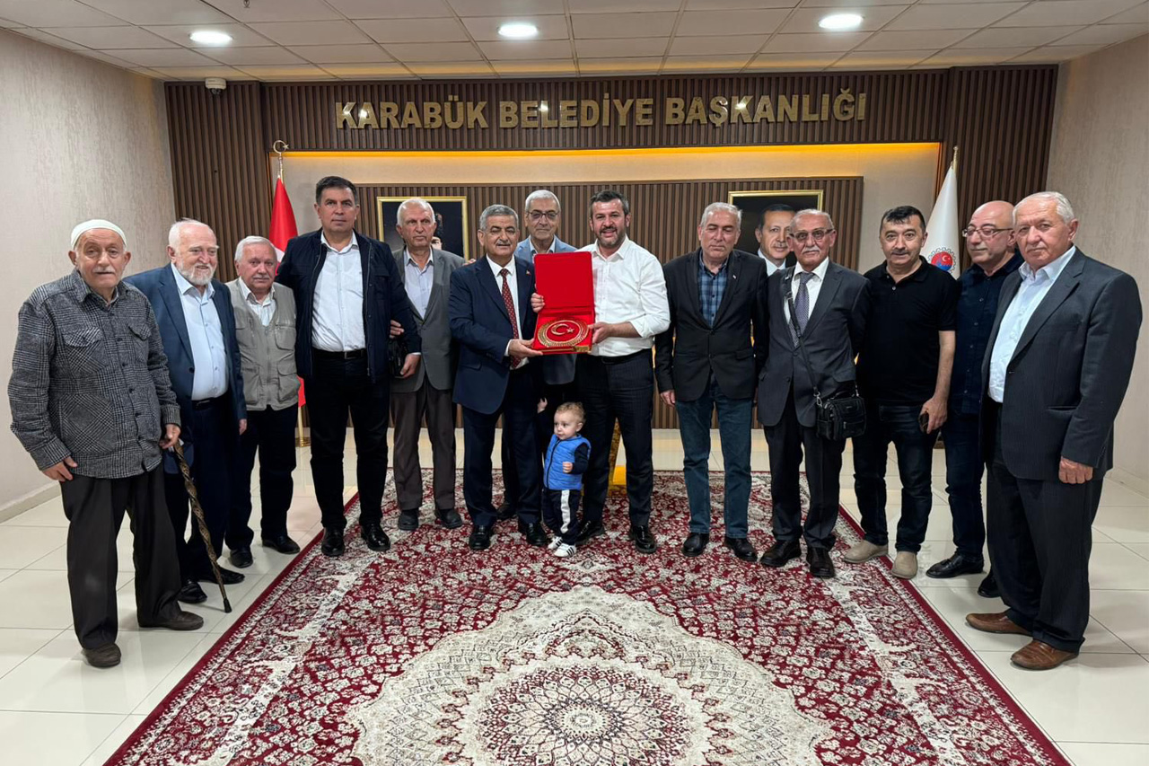 100. Yıl Mahallesi Muhtarı Yılmaz ve Mahalle Sakinlerinden Başkan Çetinkaya’ya Ziyaret