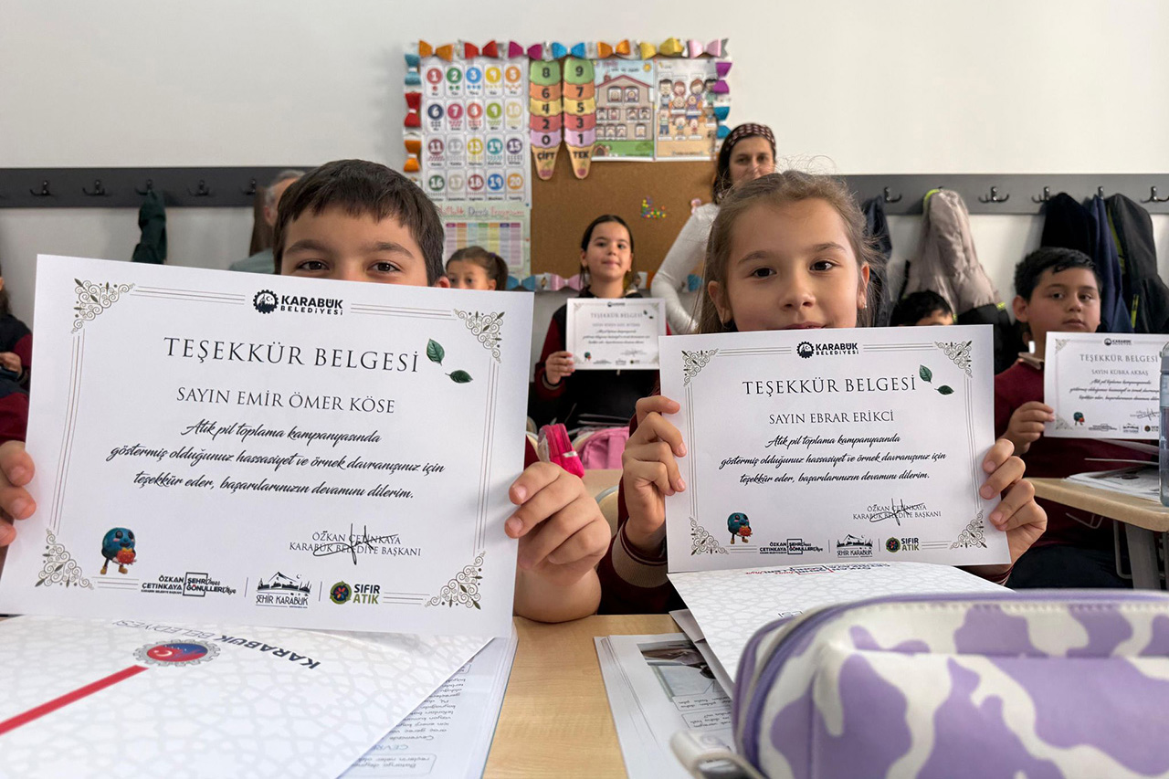 Minik Öğrenciler Kapı Kapı Dolaşıp Atık Pil Topladılar, Başkan Çetinkaya’dan Hediyelerini Aldılar