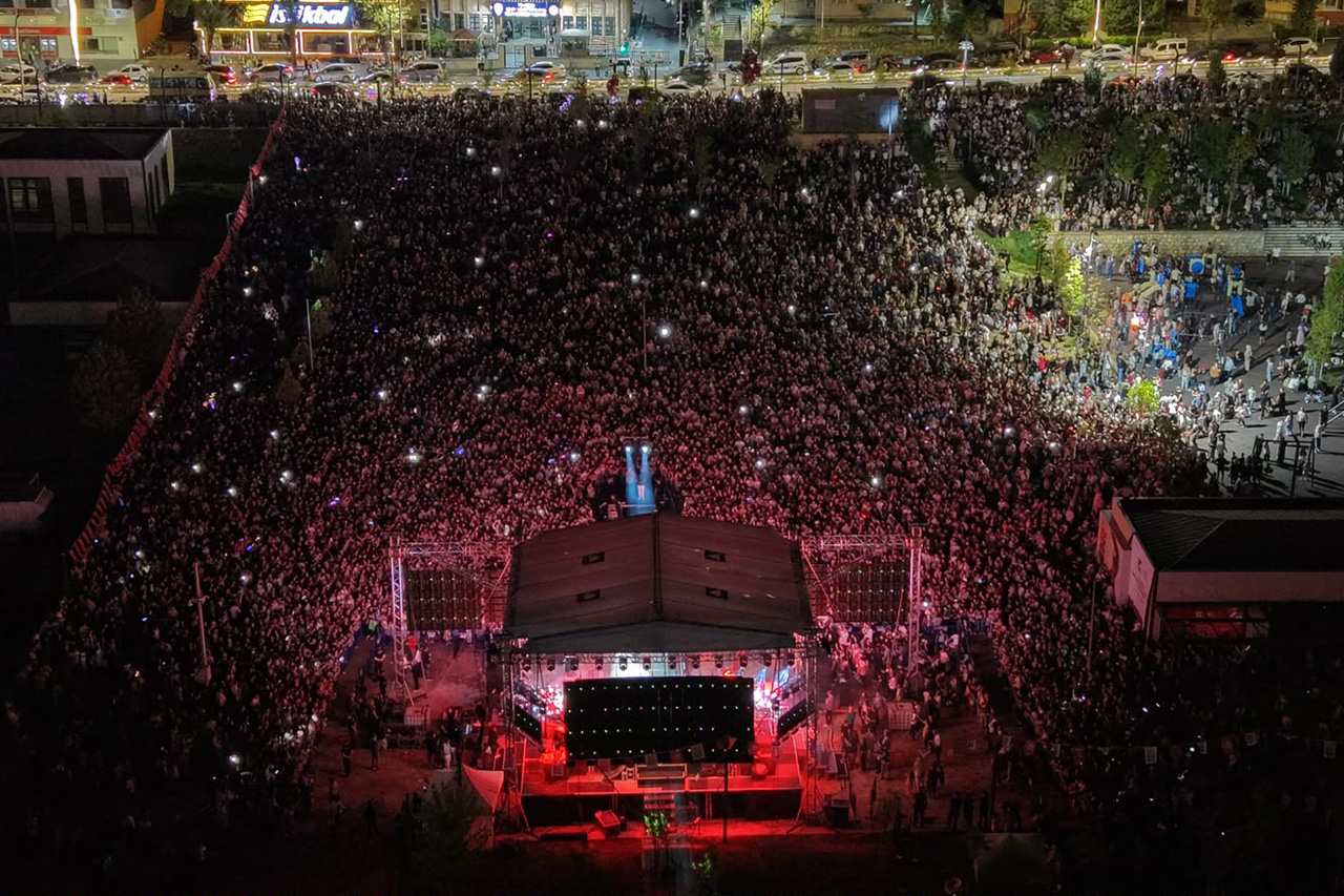 Karabük’te 7.8. Karabüklüler Günü Coşkusu: Hakan Peker ve Sefo Konserlerine Rekor Katılım