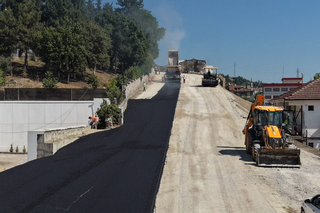 Karabük’te Ulaşımın Kilit Noktası Yeşil Mahalle (Esentepe) Rampasında Asfalt Serimi Başladı