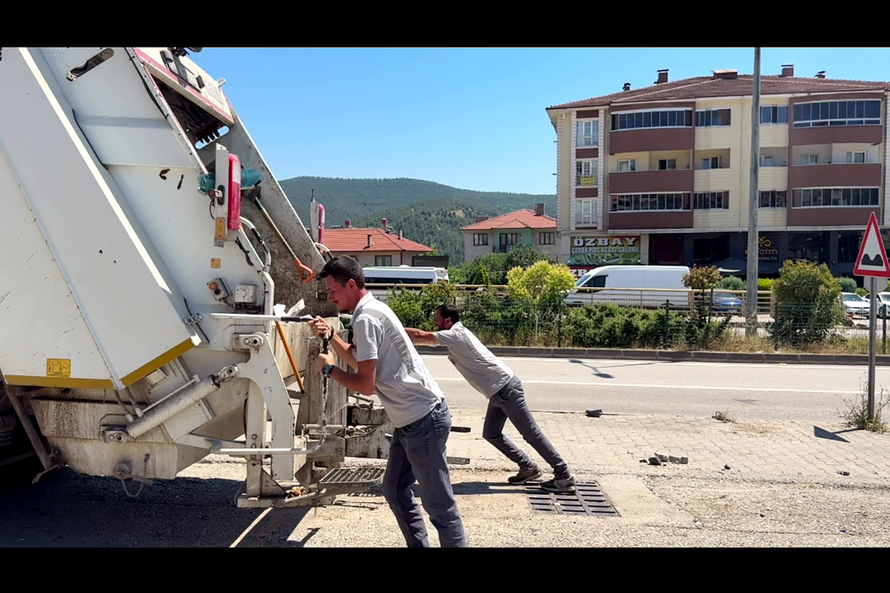 Bazı Kahramanlar Pelerin Takmaz